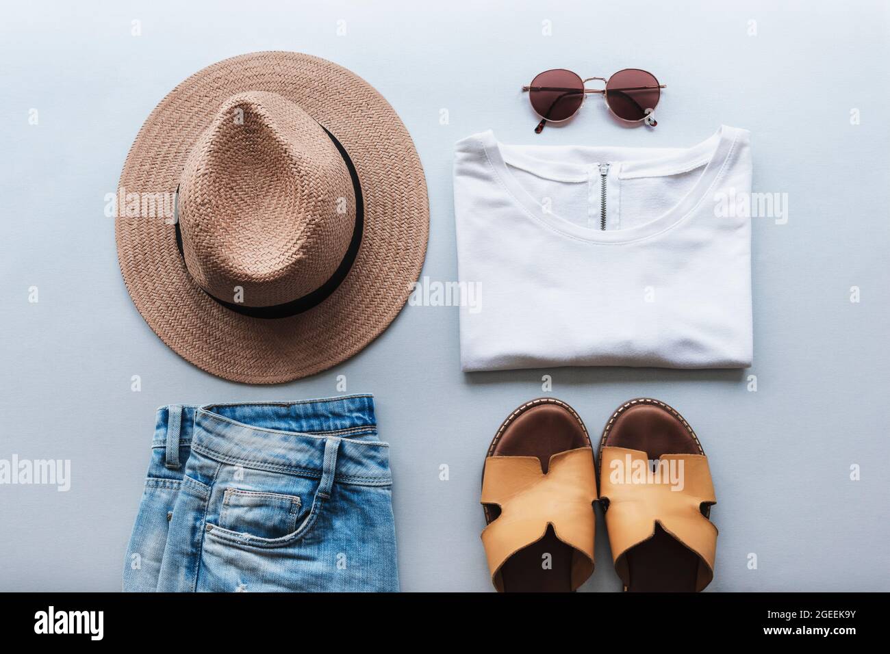 Donna moda estate piatta posare con bei abiti casual elegante e accessori su sfondo grigio. Vista dall'alto Foto Stock Donna moda estate piatta posare con bei abiti casual elegante e accessori su sfondo grigio. Vista dall'alto Foto Stock