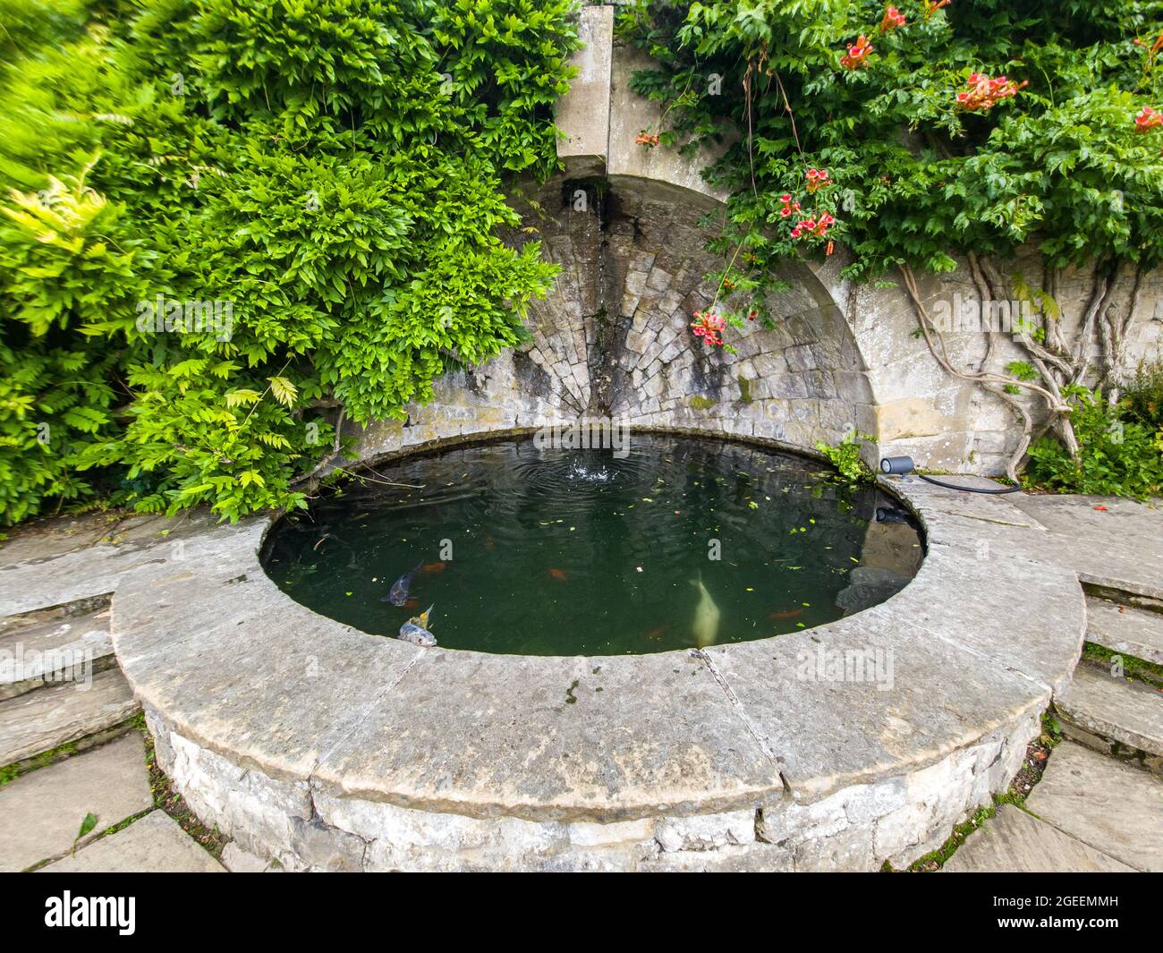 Piccolo laghetto in una tenuta storica, Kent, Regno Unito. Foto Stock