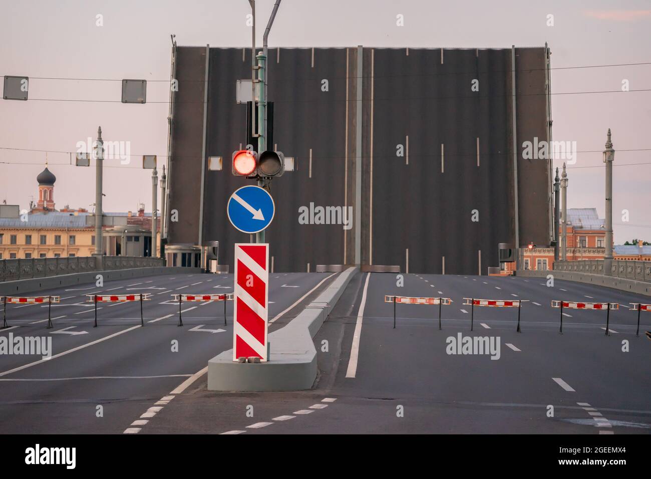 Il Ponte dell'Annunciazione si alzò durante le notti bianche fermandosi il traffico, il segnale a semaforo rosso, San Pietroburgo, Russia Foto Stock