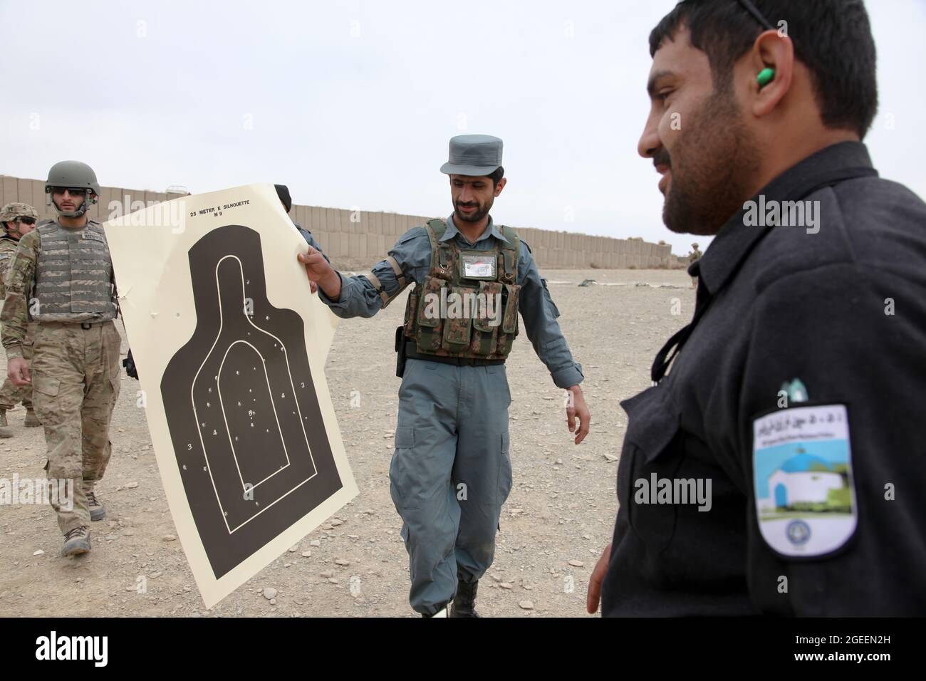 Un poliziotto afghano in uniforme, di stanza nella città di Khost, mostra il suo obiettivo dopo aver sparato una pistola M-9 Beretta su una piccola serie di armi sul Camp Parsa, provincia di Khowst, Afghanistan, 30 gennaio 2013. I soldati dell'esercito degli Stati Uniti assegnati alle forze di sicurezza consigliano e assistono il Team 28, Task Force 3/101, progettarono la gamma e assistirono l'AUP con la pratica sicura con le loro armi. (STATI UNITI Foto dell'esercito di Sgt. Kimberly Trumbull / rilasciato) Foto Stock