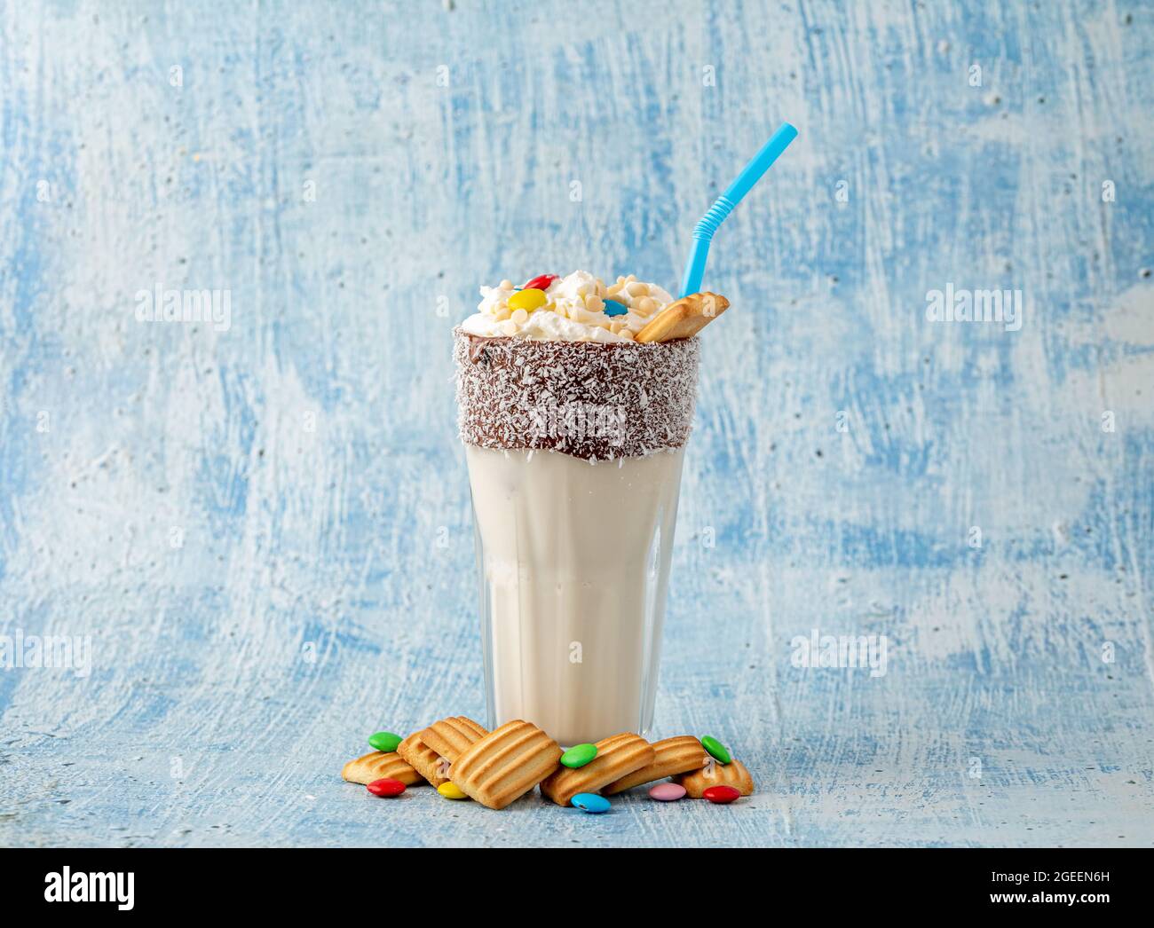 Frullato con latte e biscotto per bambini decorato con zucchero dragato. Foto Stock