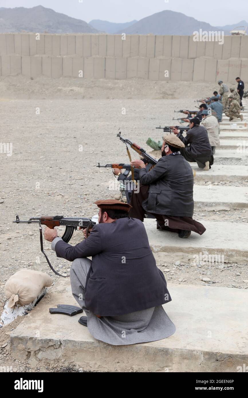 La direzione nazionale afghana dei dipendenti della sicurezza e i poliziotti in uniforme afghani, di stanza a Khost City, sparano AK-47 fucili su una piccola gamma di armi a Camp Parsa, provincia di Kowst, Afghanistan, 30 gennaio 2013. I soldati dell'esercito degli Stati Uniti assegnati alle forze di sicurezza consigliano e assistono il Team 28, Task Force 3/101, pianificarono la gamma e assistirono l'AUP e NDS con la pratica sicura con le loro armi. (STATI UNITI Foto dell'esercito di Sgt. Kimberly Trumbull / rilasciato) Foto Stock