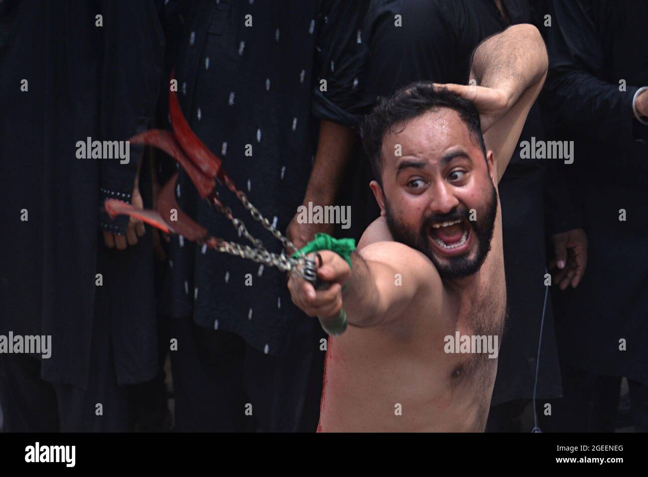 Lahore, Pakistan. 19 agosto 2021. I musulmani sciiti pakistani prendono parte ad una processione per celebrare Ashoura a Lahore. Ashoura cade il 10° giorno di Muharram, il primo mese del calendario islamico . Ashura è un periodo di lutto per i musulmani sciiti durante le commemorazioni di Muharram per celebrare il martirio del sette secolo del nipote del profeta Maometto Imam Hussein, ucciso nella battaglia di Karbala. (Foto di Rana Sajid Hussain/Pacific Press) Credit: Pacific Press Media Production Corp./Alamy Live News Foto Stock