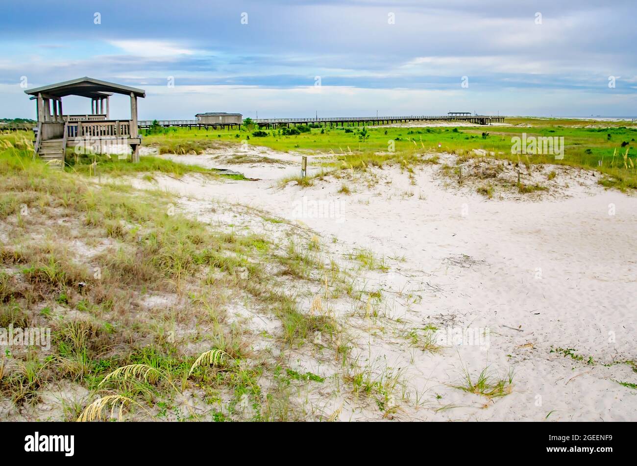 La spiaggia pubblica di Dauphin Island è illustrata, 12 agosto 2021, a Dauphin Island, Alabama. Il parco dispone di accesso alla spiaggia tramite numerosi passerelle. Foto Stock