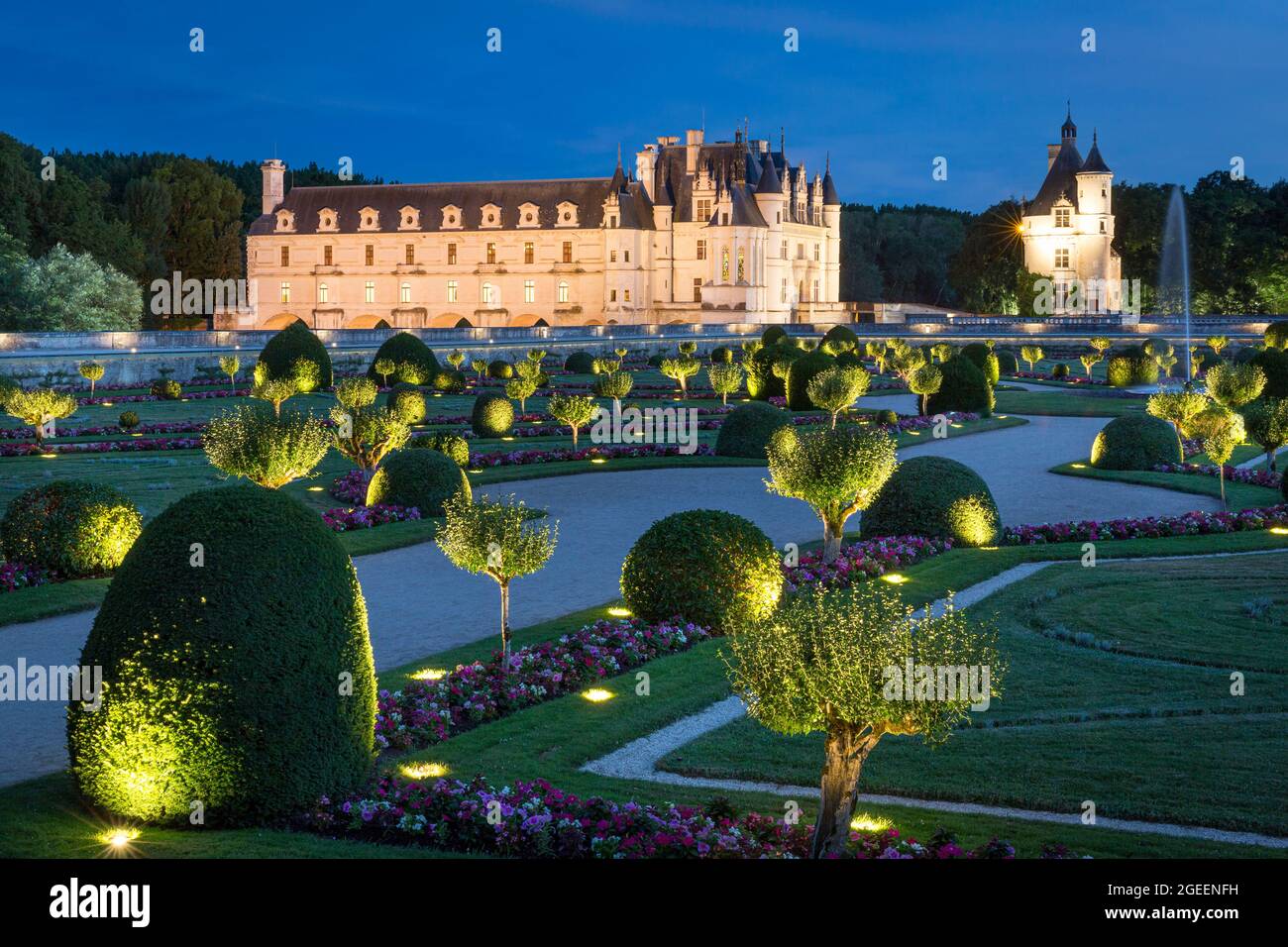 Giardino illuminato di Diane de Poitiers e Chateau Chenonceau nella Valle della Loira, Centre, Francia Foto Stock