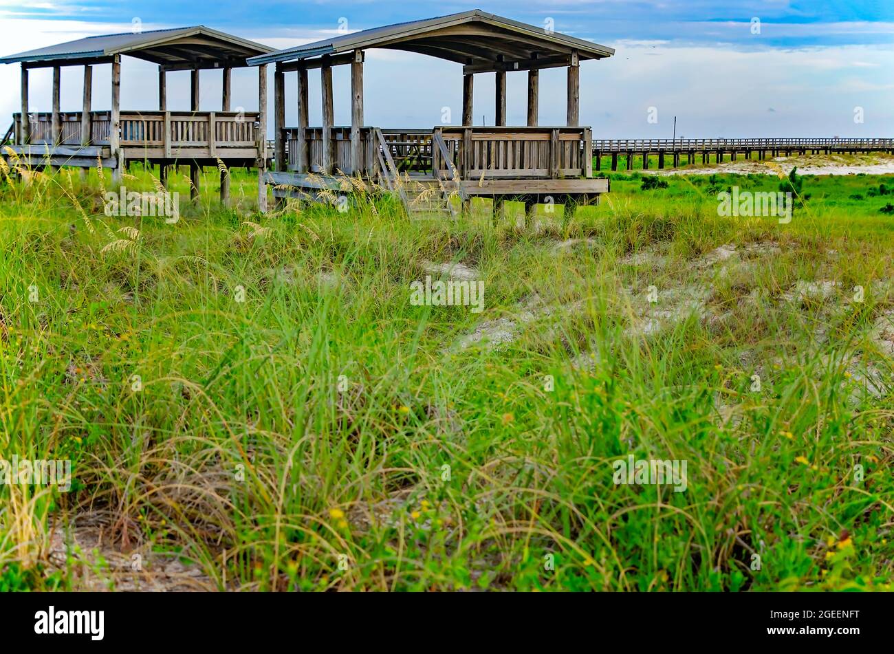 I ponti di osservazione offrono spazio per rilassarsi sulla spiaggia pubblica di Dauphin Island, 12 agosto 2021, a Dauphin Island, Alabama. Foto Stock