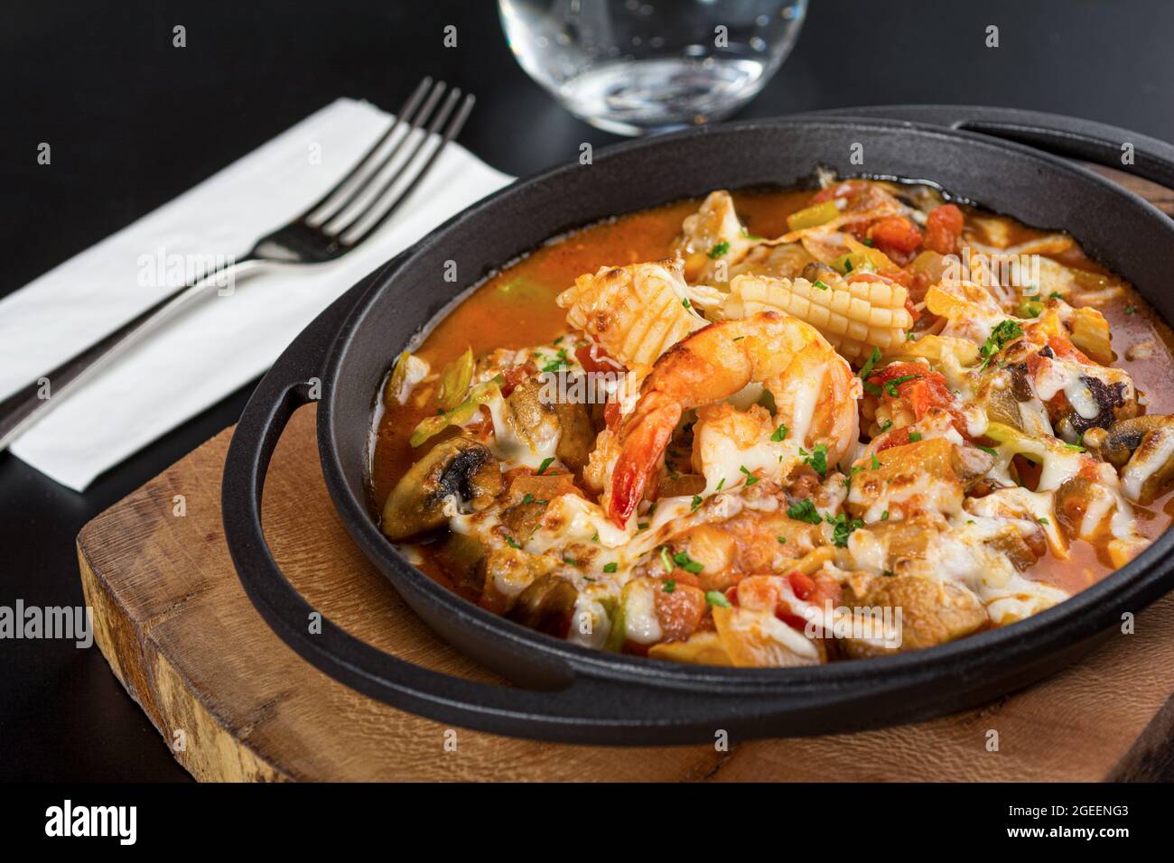 Stufato di pesce e tofu, gamberi, polpo, funghi e carota. Foto Stock