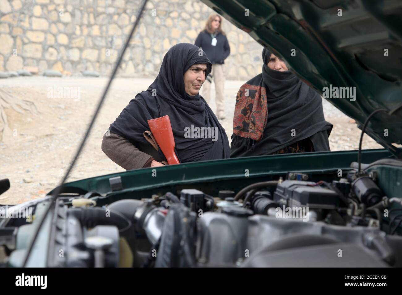 Le donne della polizia uniforme afghana (AUP) imparano dove cercare veicoli per armi o esplosivi sul Combat Outpost Matun Hill, provincia di Khost, Afghanistan, 25 febbraio 2013. Il corso di formazione della giornata ha insegnato all'AUP come effettuare in sicurezza un arresto del traffico e cercare un veicolo. (STATI UNITI Foto dell'esercito di Sgt. Kimberly Trumbull/rilasciato) Foto Stock