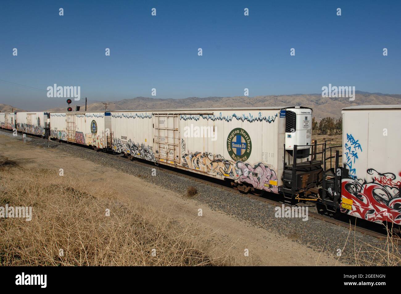 Vagoni ferroviari refrigerati che passano attraverso Bealville, California Foto Stock