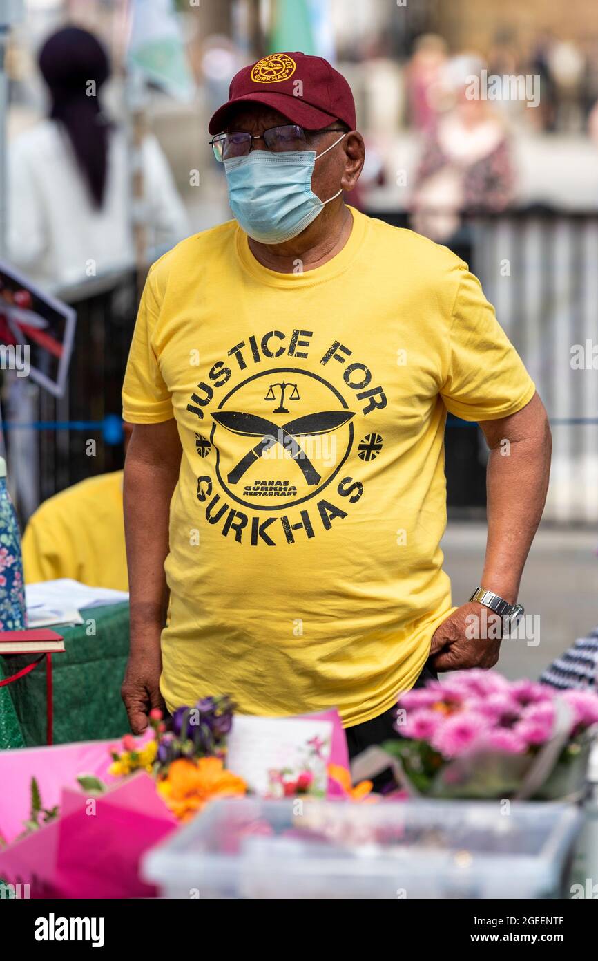 Londra, Regno Unito. 19 agosto 2021. Un sostenitore dei veterani di Gurkha visti a Whitehall di fronte a Downing Street, il giorno 13 del loro sciopero della fame in segno di protesta contro le pensioni diseguali con altri veterani dell'esercito britannico. Hanno ora concluso lo sciopero dopo che i colloqui sono stati concordati, Il mese prossimo i funzionari del Ministero della Difesa incontreranno l'ambasciatore nepalese e il gruppo. La Brigata di Gurkhas è reclutata dal Nepal, che non è né un territorio dipendente del Regno Unito né un membro del Commonwealth. Credit: SOPA Images Limited/Alamy Live News Foto Stock