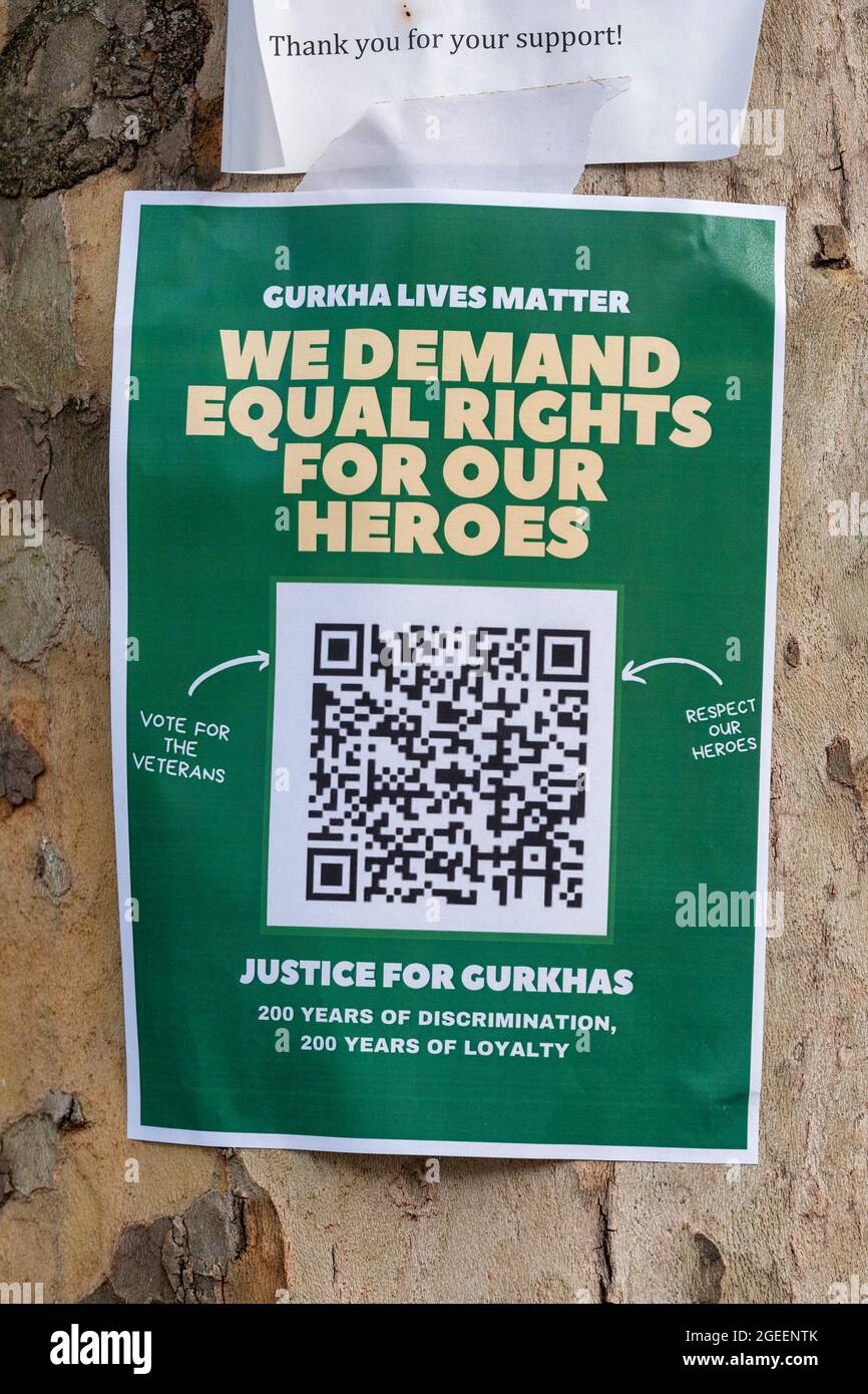 Londra, Regno Unito. 19 agosto 2021. Un codice QR per le persone che firmano una petizione a sostegno dei veterani di Gurkha che stavano scioperando la fame per protestare contro le pensioni diseguali con altri veterani dell'esercito britannico. Hanno ora concluso lo sciopero dopo che i colloqui sono stati concordati, Il mese prossimo i funzionari del Ministero della Difesa incontreranno l'ambasciatore nepalese e il gruppo. La Brigata di Gurkhas è reclutata dal Nepal, che non è né un territorio dipendente del Regno Unito né un membro del Commonwealth. Credit: SOPA Images Limited/Alamy Live News Foto Stock