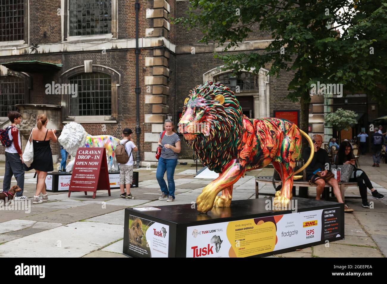 Londra, Regno Unito. 19 agosto 2021. Il Tusk Lion Trail 2021. Scultura di Leone di Hannah Shergold nel cortile di St James. Credito: Waldemar Sikora Foto Stock