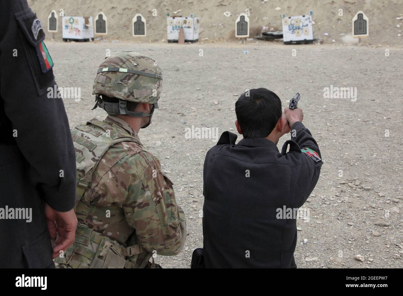 Un poliziotto afghano in uniforme, di stanza nella città di Khost, spara una pistola M-9 Beretta su una piccola serie di armi a Camp Parsa, provincia di Khowst, Afghanistan, 30 gennaio 2013. I soldati dell'esercito degli Stati Uniti assegnati alle forze di sicurezza consigliano e assistono il Team 28, Task Force 3/101, progettarono la gamma e assistirono l'AUP con la pratica sicura con le loro armi. (STATI UNITI Foto dell'esercito di Sgt. Kimberly Trumbull / rilasciato) Foto Stock