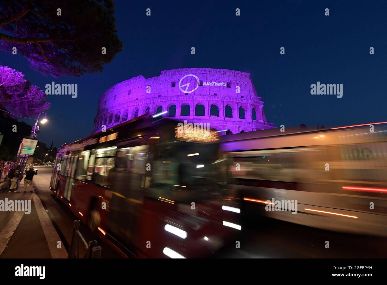 Questa sera il Colosseo, uno dei più importanti siti archeologici del mondo, illuminato in viola, il colore internazionale della disabilità, per celebrare il lancio di WeThe15, La campagna promossa dal Comitato paralimpico Internazionale (IPC) e dall'Alleanza Internazionale per la disabilità (IDA) per richiamare l'attenzione sui diritti delle persone con disabilità, circa 1.2 miliardi di cittadini; L'iniziativa WeThe15, lanciata 5 giorni prima della cerimonia di apertura dei Giochi Paralimpici di Tokyo 2020, mira a porre fine alla discriminazione nei confronti delle persone con disabilità e ad agire come un'iniziativa del 15% della popolazione mondiale Foto Stock