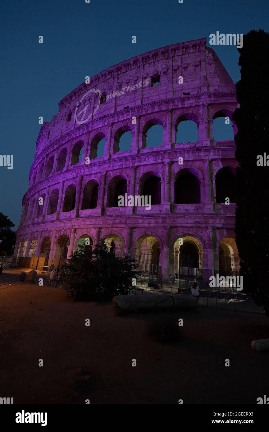 Questa sera il Colosseo, uno dei più importanti siti archeologici del mondo, illuminato in viola, il colore internazionale della disabilità, per celebrare il lancio di WeThe15, La campagna promossa dal Comitato paralimpico Internazionale (IPC) e dall'Alleanza Internazionale per la disabilità (IDA) per richiamare l'attenzione sui diritti delle persone con disabilità, circa 1.2 miliardi di cittadini; L'iniziativa WeThe15, lanciata 5 giorni prima della cerimonia di apertura dei Giochi Paralimpici di Tokyo 2020, mira a porre fine alla discriminazione nei confronti delle persone con disabilità e ad agire come un'iniziativa del 15% della popolazione mondiale Foto Stock