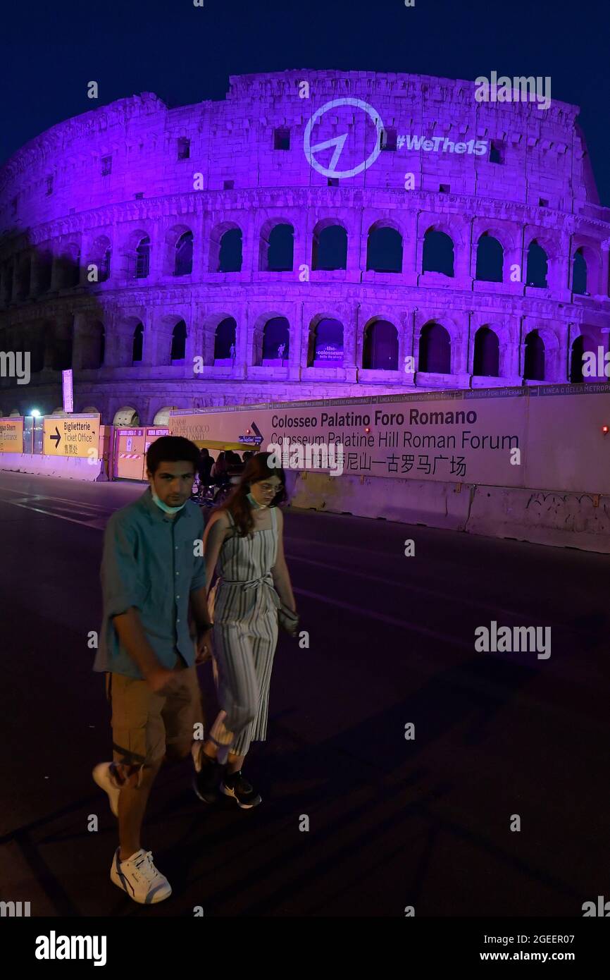Questa sera il Colosseo, uno dei più importanti siti archeologici del mondo, illuminato in viola, il colore internazionale della disabilità, per celebrare il lancio di WeThe15, La campagna promossa dal Comitato paralimpico Internazionale (IPC) e dall'Alleanza Internazionale per la disabilità (IDA) per richiamare l'attenzione sui diritti delle persone con disabilità, circa 1.2 miliardi di cittadini; L'iniziativa WeThe15, lanciata 5 giorni prima della cerimonia di apertura dei Giochi Paralimpici di Tokyo 2020, mira a porre fine alla discriminazione nei confronti delle persone con disabilità e ad agire come un'iniziativa del 15% della popolazione mondiale Foto Stock