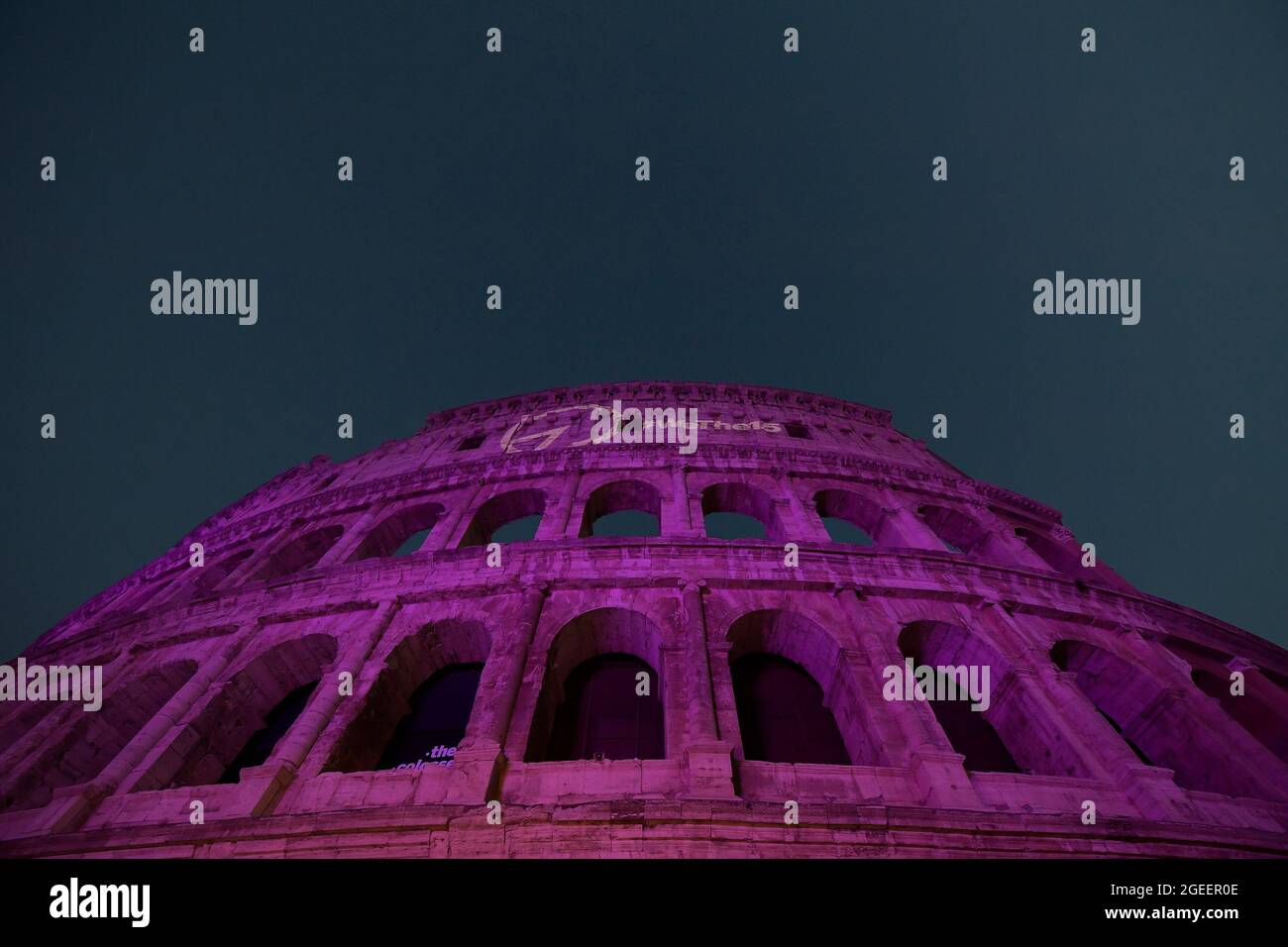 Questa sera il Colosseo, uno dei più importanti siti archeologici del mondo, illuminato in viola, il colore internazionale della disabilità, per celebrare il lancio di WeThe15, La campagna promossa dal Comitato paralimpico Internazionale (IPC) e dall'Alleanza Internazionale per la disabilità (IDA) per richiamare l'attenzione sui diritti delle persone con disabilità, circa 1.2 miliardi di cittadini; L'iniziativa WeThe15, lanciata 5 giorni prima della cerimonia di apertura dei Giochi Paralimpici di Tokyo 2020, mira a porre fine alla discriminazione nei confronti delle persone con disabilità e ad agire come un'iniziativa del 15% della popolazione mondiale Foto Stock