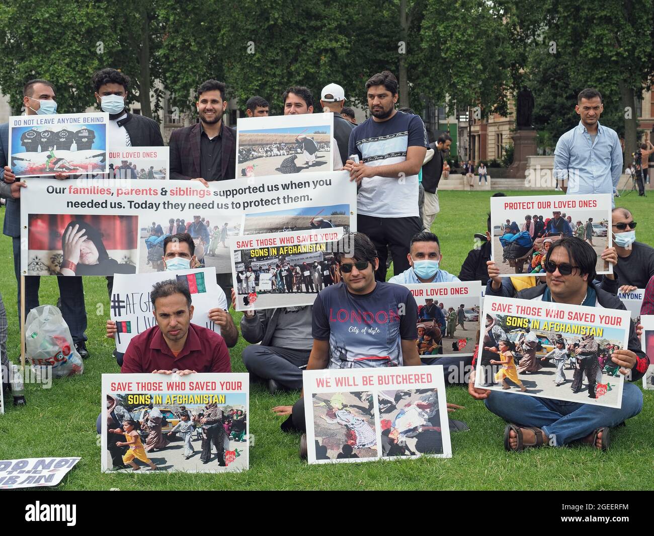 Un gruppo di afghani, compresi gli ex interpreti afghani, che protestano fuori dal Parlamento britannico di Westminster a Londra il 18 agosto 2021 Foto Stock