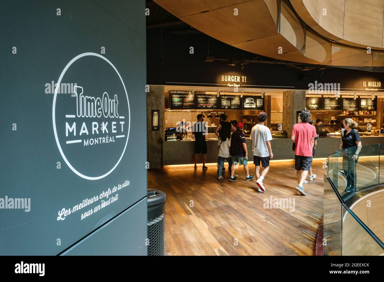 Montreal, CA - 17 luglio 2021: Time out Market food Hall nel Centro Eaton Foto Stock