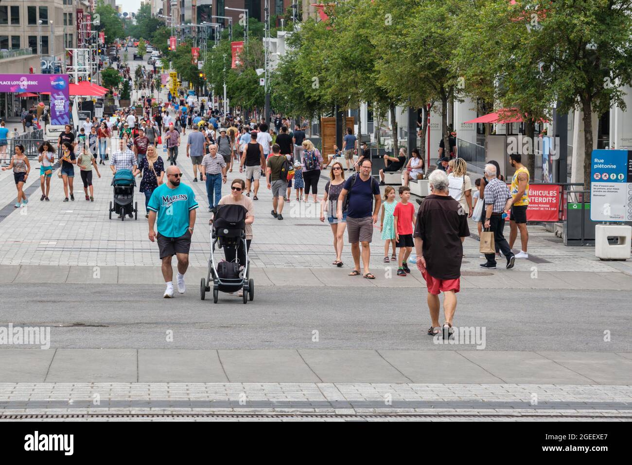 Montreal, CA - 17 luglio 2021: Persone che camminano su Sainte Catherine Street alla Place des Arts Foto Stock