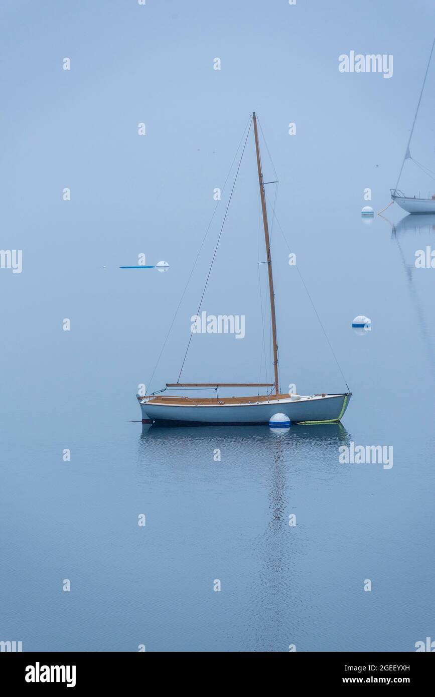 Piccola barca a vela in legno ormeggiata nel porto Foto Stock