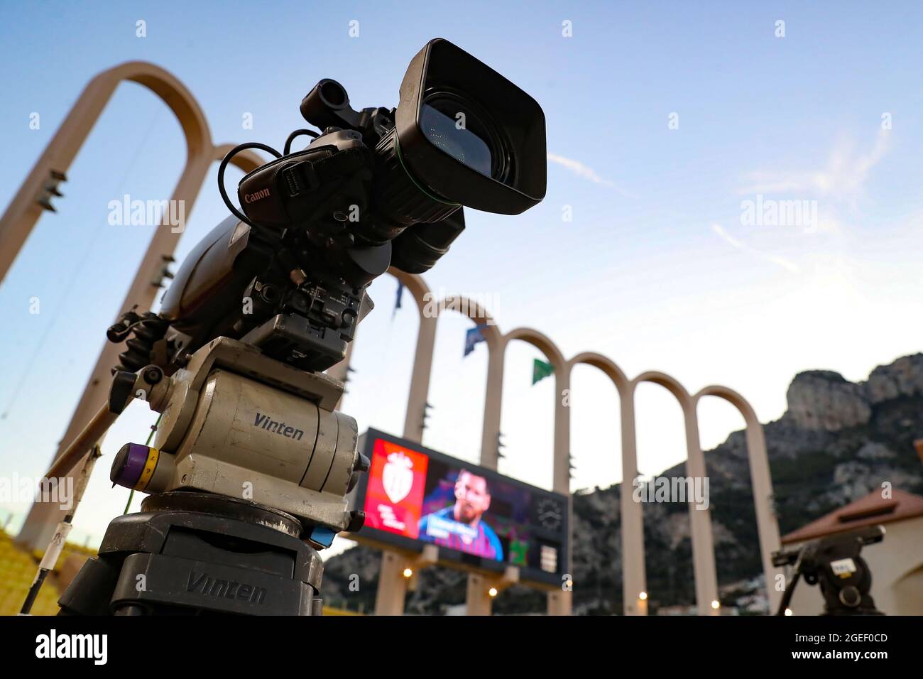 Monaco, Monaco, 17 agosto 2021. Una telecamera è vista in generale dello stadio prima della partita della UEFA Champions League allo Stade Louis II di Monaco. L'immagine di credito dovrebbe essere: Jonathan Moscop / Sportimage Foto Stock