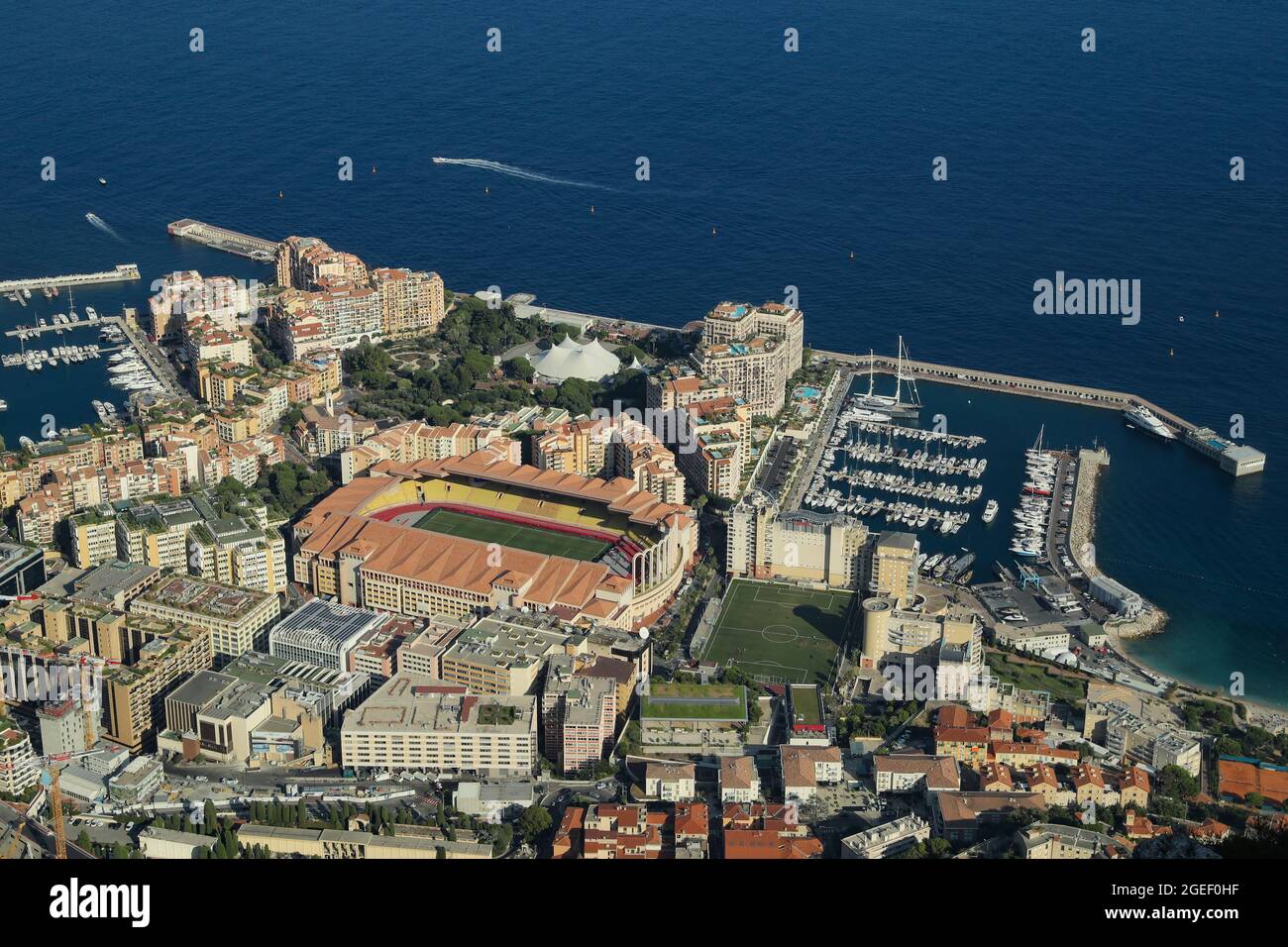 Monaco, Monaco, 17 agosto 2021. Una vista generale dello stadio dalla cima della montagna prima della partita della UEFA Champions League allo Stade Louis II, Monaco. L'immagine di credito dovrebbe essere: Jonathan Moscop / Sportimage Foto Stock