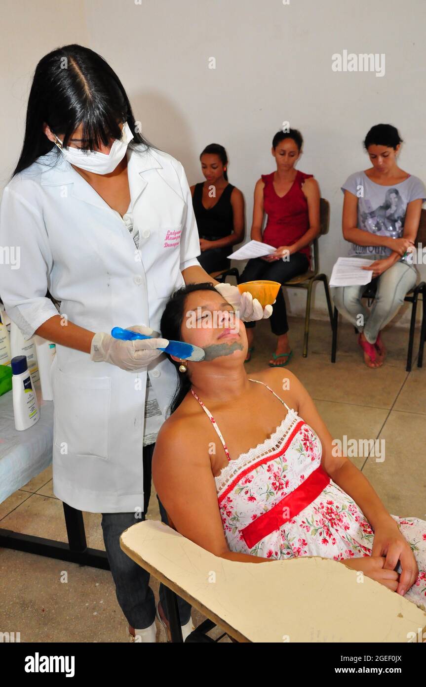 vitoria da conquista, bahia, brasile - 1 novembre 2011: Formazione estetista promossa da un ente pubblico nella città di Vitoria da conquista. Foto Stock