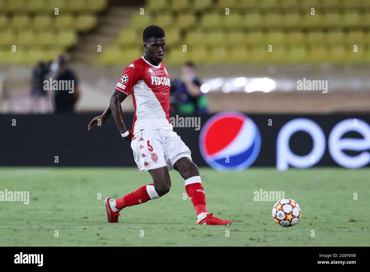 Monaco, Monaco, 17 agosto 2021. Benoit Badiashile di AS Monaco durante la partita della UEFA Champions League allo Stade Louis II di Monaco. Il credito d'immagine dovrebbe essere: Jonathan Moscrop / Sportimage Foto Stock