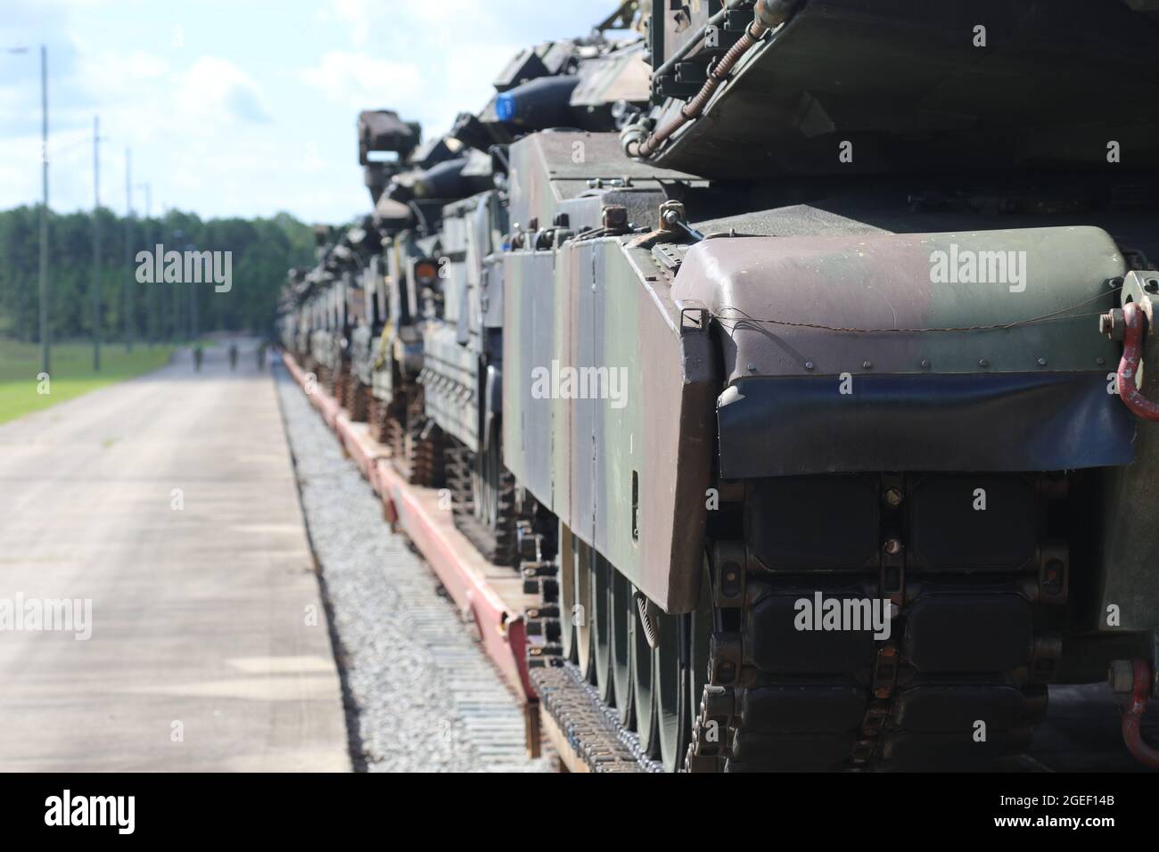 Un treno pieno di carri armati M1 Abrams attende di essere caricato presso l'area di marshalling di Fort Stewart, GA. Rail il 18 agosto 2021. I soldati Raider ricevettero le loro attrezzature dopo un dispiegamento di 9 mesi nella Repubblica di Corea. Foto Stock