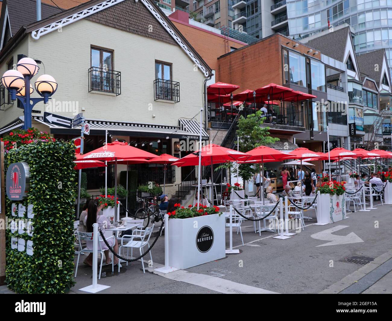 Toronto, Canada - 19 agosto 2021: Una strada nella zona dello shopping alla moda di Yorkville è stata bloccata per l'uso da ristoranti per outd sano Foto Stock