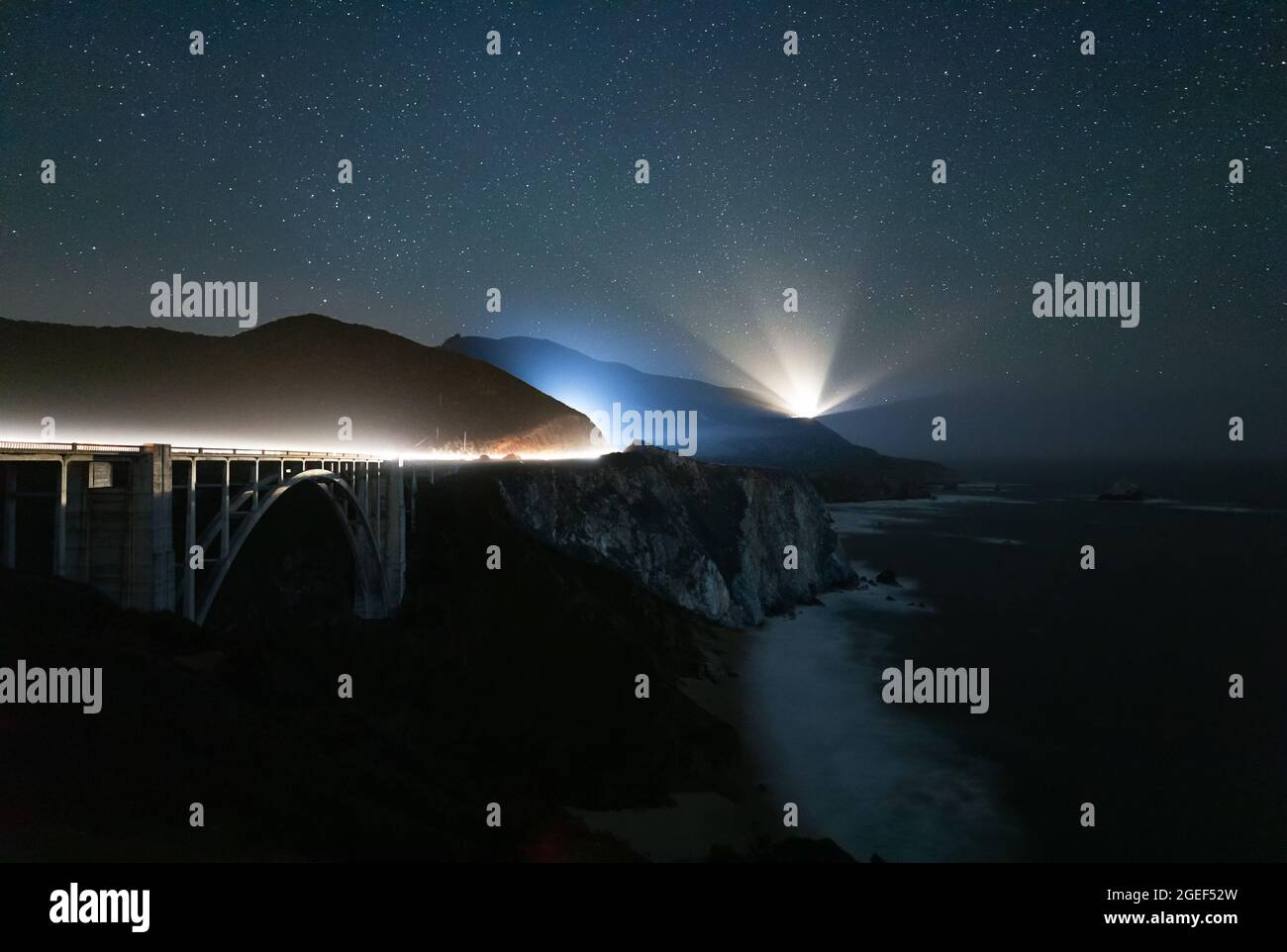 Bixby Bridge lungo l'autostrada 1 della California vicino alle Carmel Highlands in una notte stellata con percorsi al semaforo Foto Stock