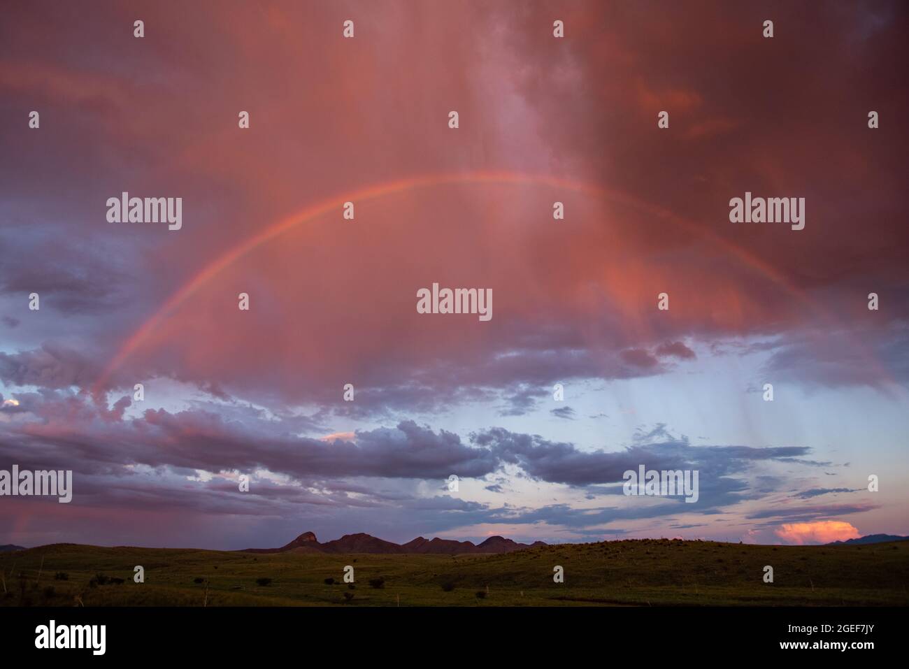 Arcobaleno sopra le praterie del deserto Foto Stock