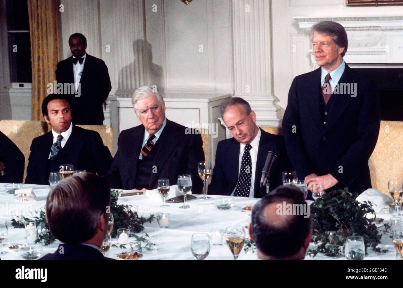 Il presidente degli Stati Uniti Jimmy carter, a destra, offre osservazioni ad una cena di lavoro in onore del primo ministro Yitzhak Rabin d'Israele, centro di destra, nella sala da pranzo di Stato della Casa Bianca a Washington, DC lunedì 7 marzo 1977. A guardare è il Presidente della Camera dei rappresentanti degli Stati Uniti Tip ONeill (democratico del Massachusetts), al centro di sinistra, e l'ambasciatore degli Stati Uniti presso le Nazioni Unite Andrew Young. Credit: Benjamin E. 'gene' Forte/CNP Foto Stock