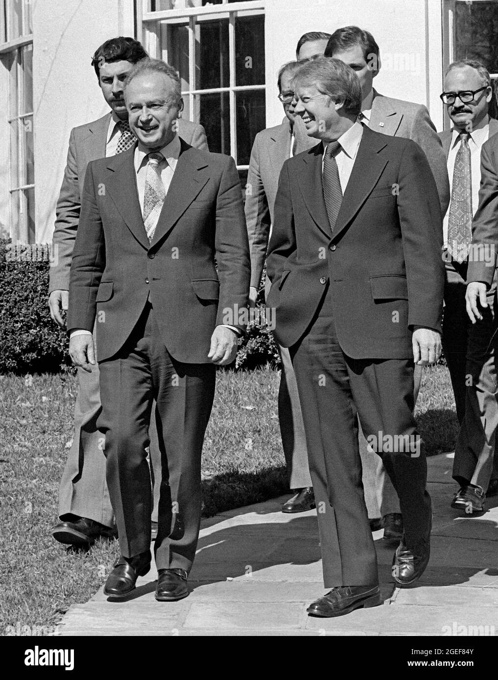 Il presidente degli Stati Uniti Jimmy carter cammina il primo ministro Yitzhak Rabin d'Israele verso la sua auto dopo che lui e la prima signora Rosalynn carter hanno salutato il primo ministro Rabin e sua moglie Leah, alla Casa Bianca di Washington, DC lunedì 7 marzo 1977. Credit: Benjamin E. 'gene' Forte/CNP Foto Stock