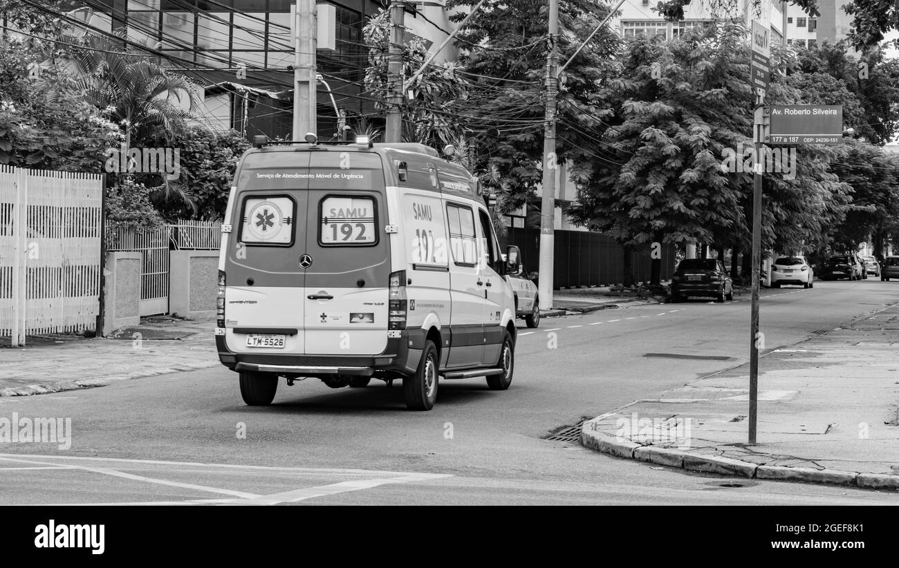 Ambulanza del Servizio Mobile Emergency Care Service (SAMU), del governo comunale, che trasporta i pazienti durante la pandemia COVID-19 Foto Stock