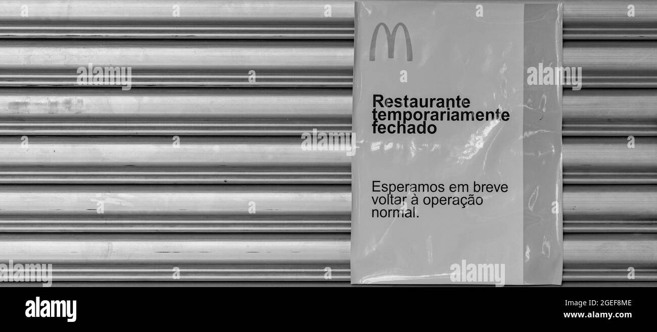 Nitreói, Rio de Janeiro, Brasile - CIRCA 2020: Cartello cartaceo sulla porta di McDonald's che dice "ristorante temporaneamente chiuso" durante la pandemia COVID-19 Foto Stock