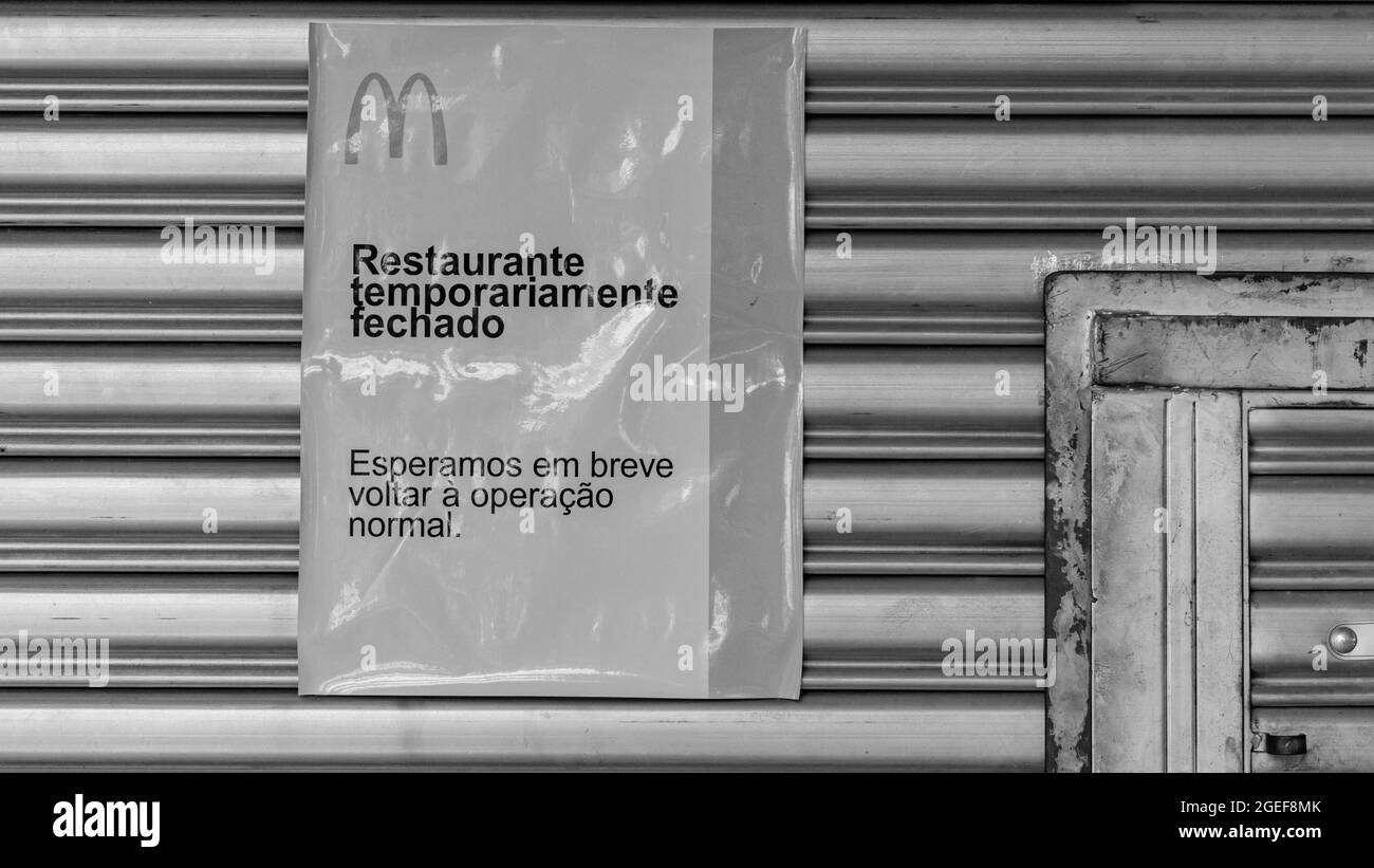 Nitreói, Rio de Janeiro, Brasile - CIRCA 2020: Cartello cartaceo sulla porta di McDonald's che dice "ristorante temporaneamente chiuso" durante la pandemia COVID-19 Foto Stock