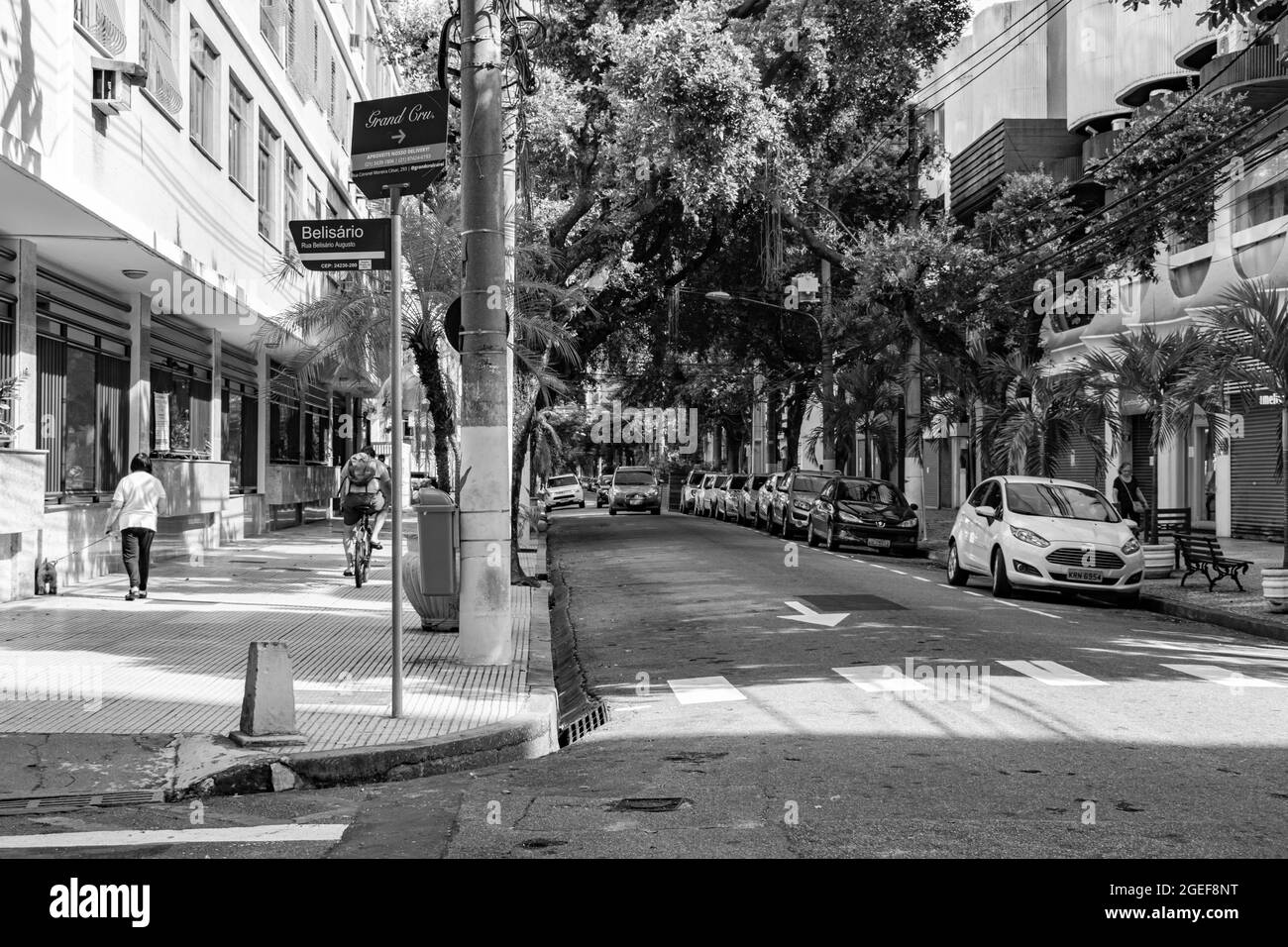 Nitreói, Rio de Janeiro, Brasile - CIRCA 2021: Marciapiede con poco movimento di persone di fronte al blocco decretato durante la pandemia COVID-19 Foto Stock