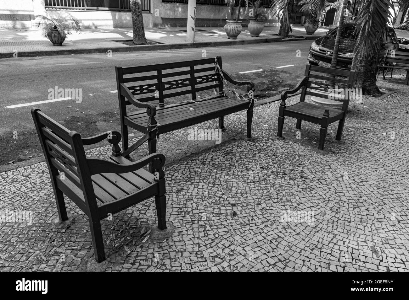 Nitreói, Rio de Janeiro, Brasile - CIRCA 2021: Marciapiede con poco movimento di persone di fronte al blocco decretato durante la pandemia COVID-19 Foto Stock