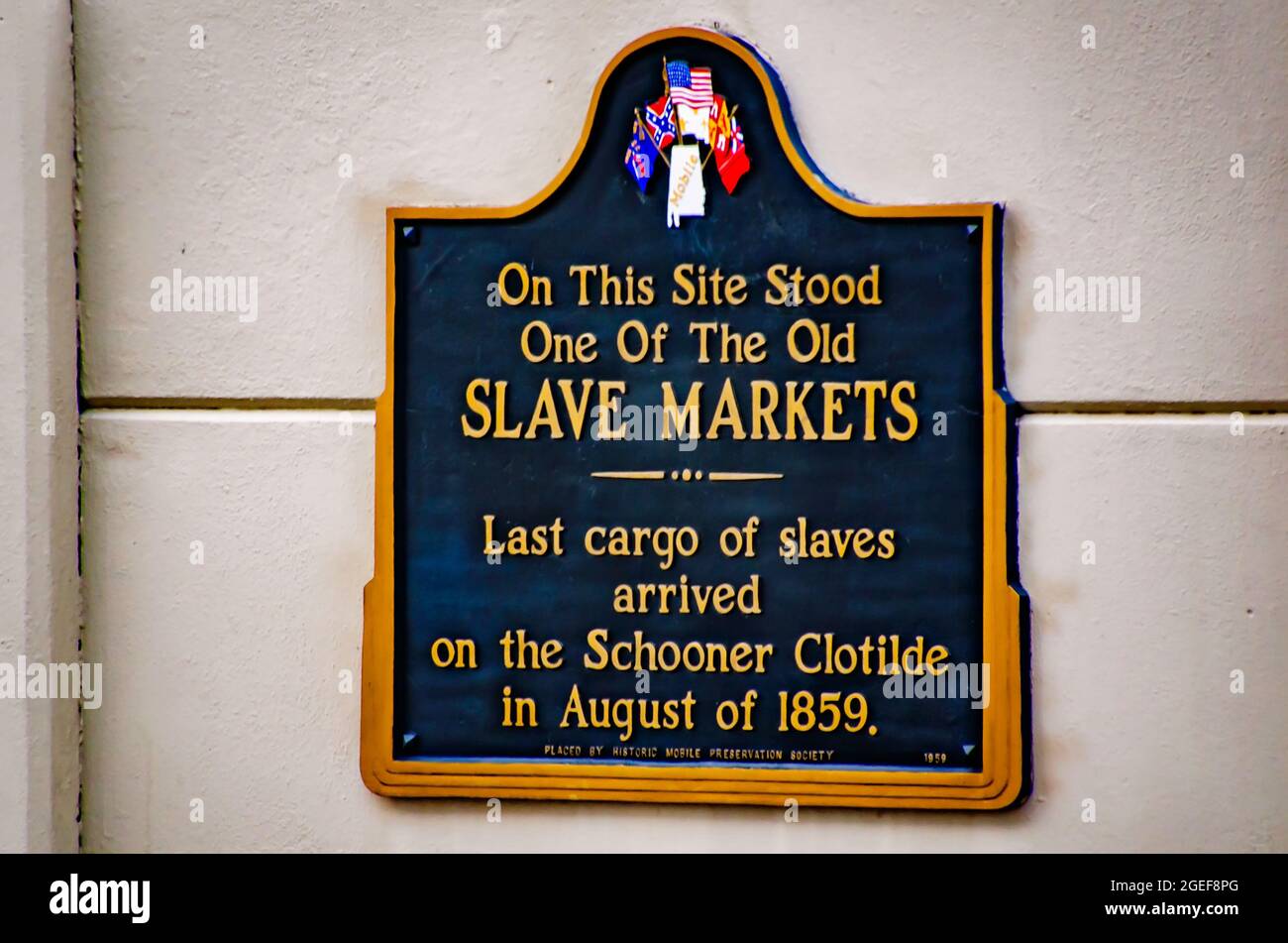 Un indicatore storico si trova nel sito di un ex mercato degli schiavi, 14 agosto 2021, a Mobile, Alabama. La nave schiava Clotilda arrivò a Mobile nel 1860. Foto Stock