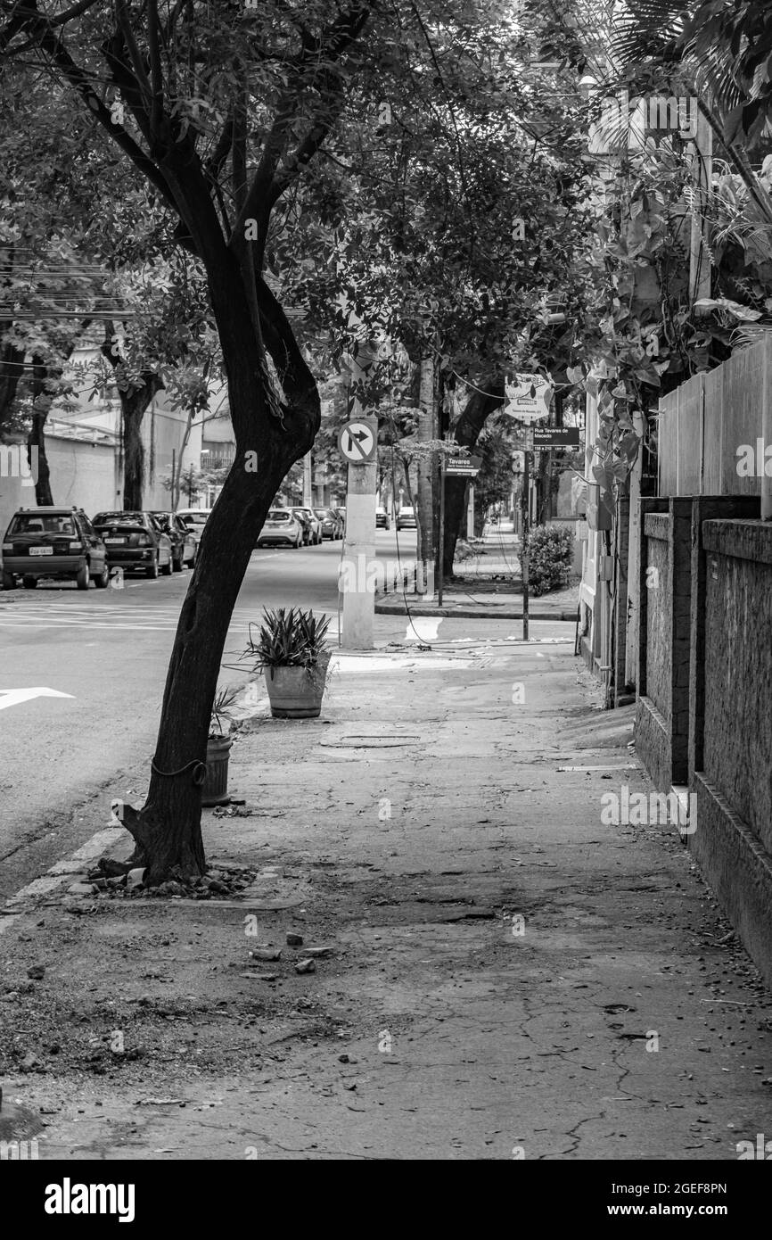 Nitreói, Rio de Janeiro, Brasile - CIRCA 2021: Marciapiede con poco movimento di persone di fronte al blocco decretato durante la pandemia COVID-19 Foto Stock
