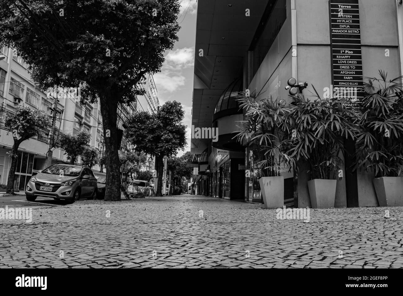 Nitreói, Rio de Janeiro, Brasile - CIRCA 2021: Marciapiede con poco movimento di persone di fronte al blocco decretato durante la pandemia COVID-19 Foto Stock