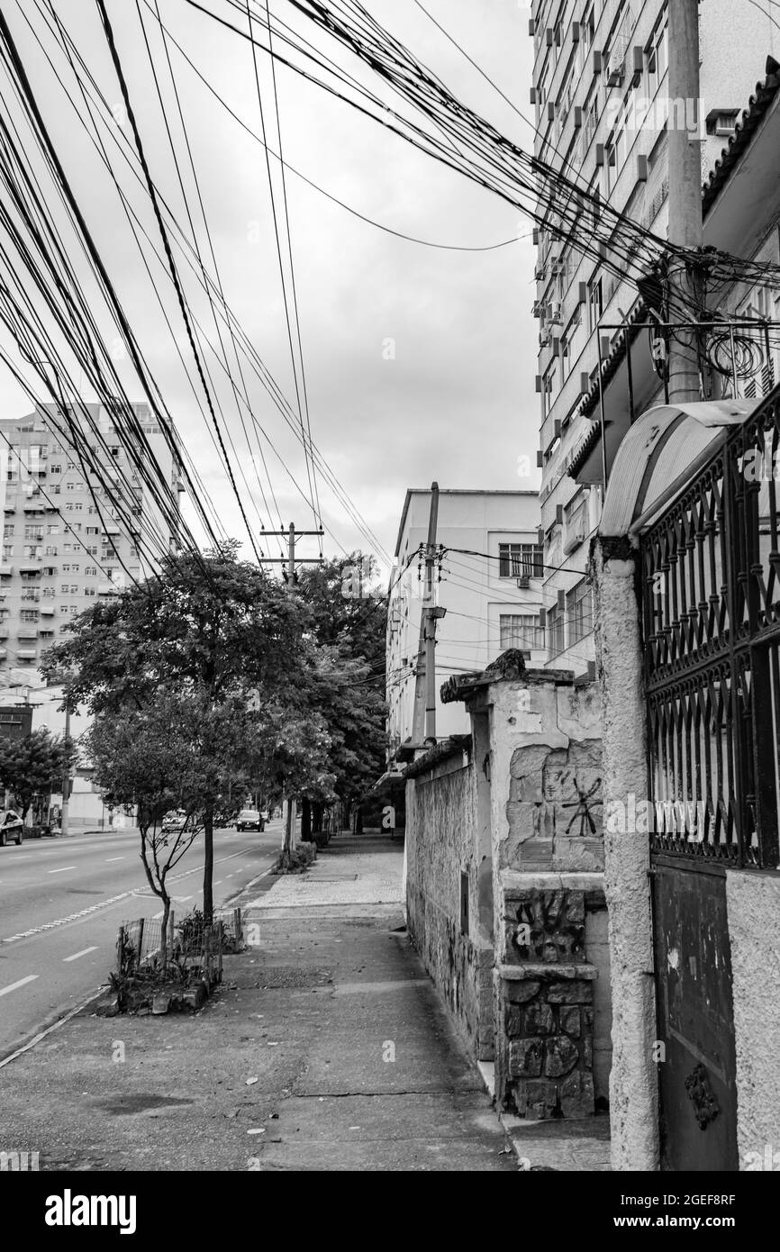 Nitreói, Rio de Janeiro, Brasile - CIRCA 2021: Marciapiede con poco movimento di persone di fronte al blocco decretato durante la pandemia COVID-19 Foto Stock