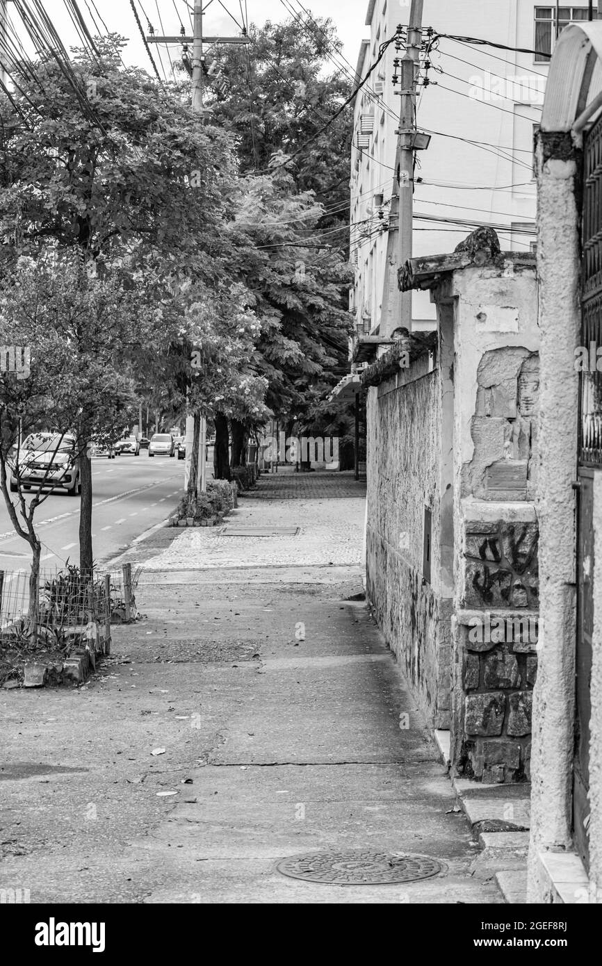 Nitreói, Rio de Janeiro, Brasile - CIRCA 2021: Marciapiede con poco movimento di persone di fronte al blocco decretato durante la pandemia COVID-19 Foto Stock