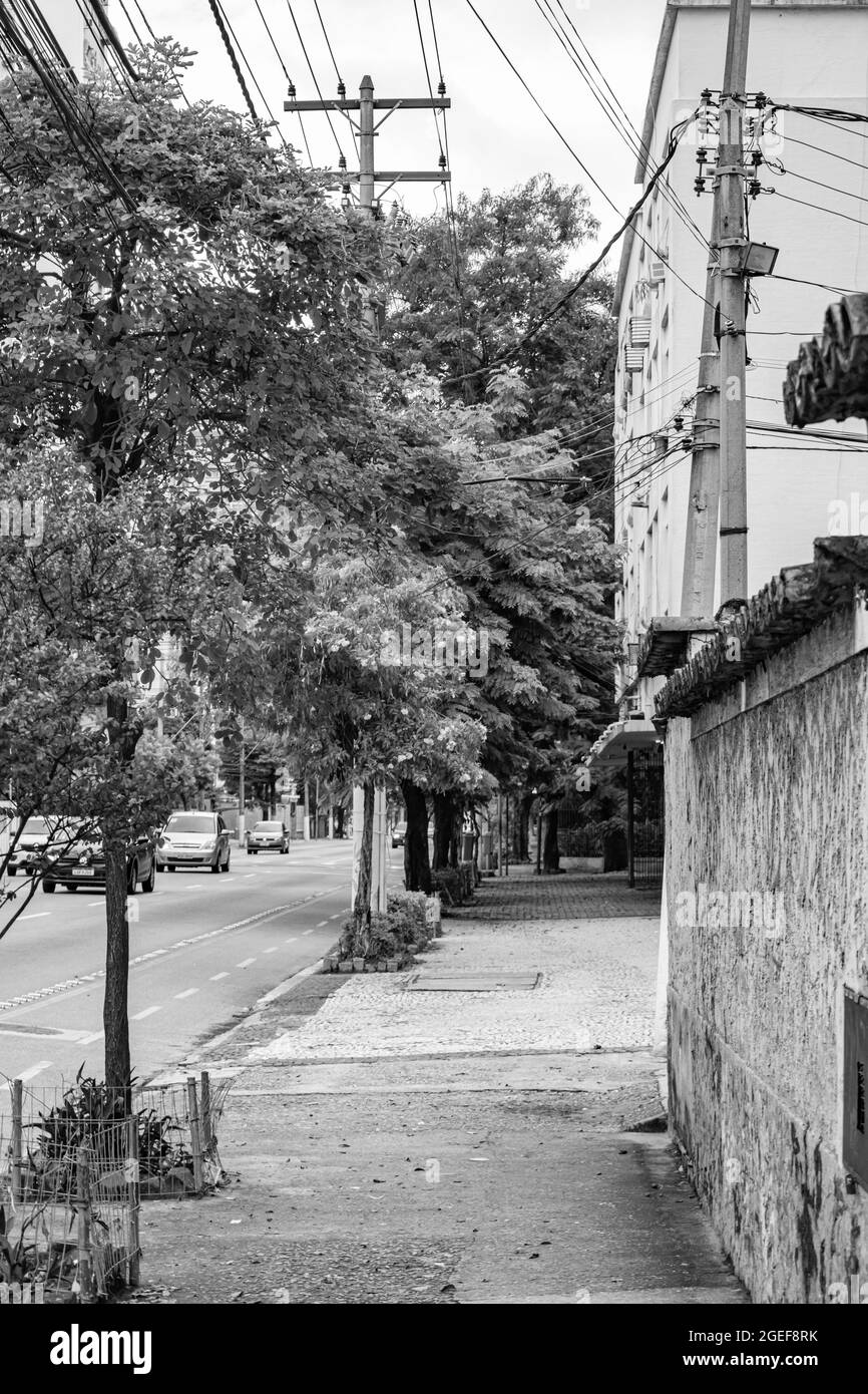Nitreói, Rio de Janeiro, Brasile - CIRCA 2021: Marciapiede con poco movimento di persone di fronte al blocco decretato durante la pandemia COVID-19 Foto Stock