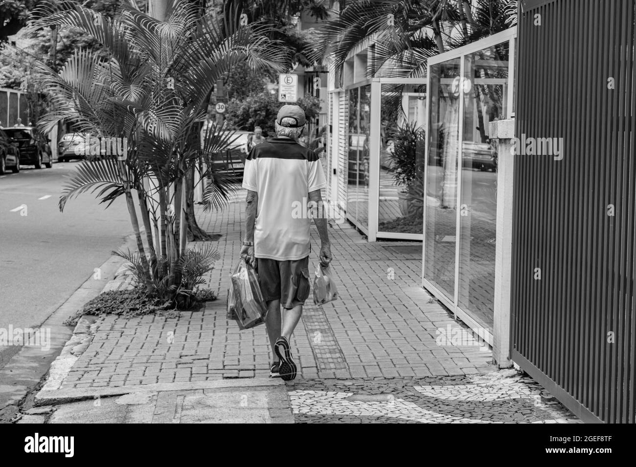 Nitreói, Rio de Janeiro, Brasile - CIRCA 2021: Marciapiede con poco movimento di persone di fronte al blocco decretato durante la pandemia COVID-19 Foto Stock