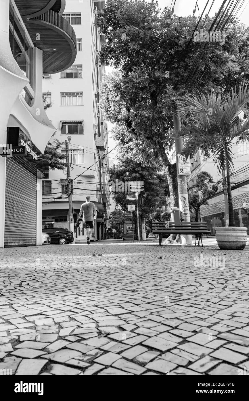 Nitreói, Rio de Janeiro, Brasile - CIRCA 2021: Marciapiede con poco movimento di persone di fronte al blocco decretato durante la pandemia COVID-19 Foto Stock