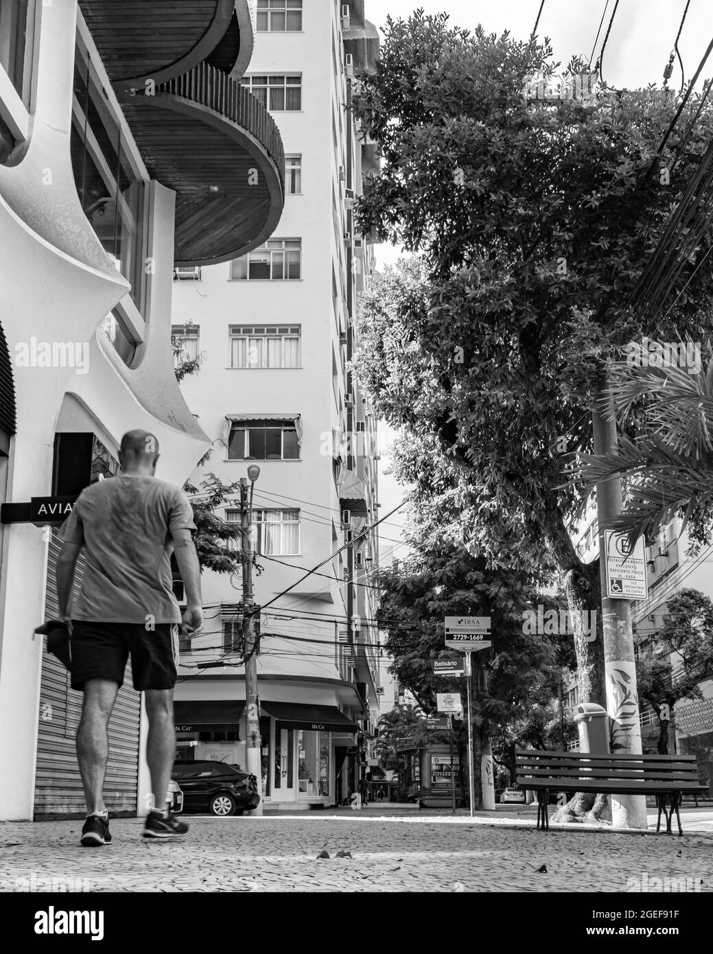 Nitreói, Rio de Janeiro, Brasile - CIRCA 2021: Marciapiede con poco movimento di persone di fronte al blocco decretato durante la pandemia COVID-19 Foto Stock