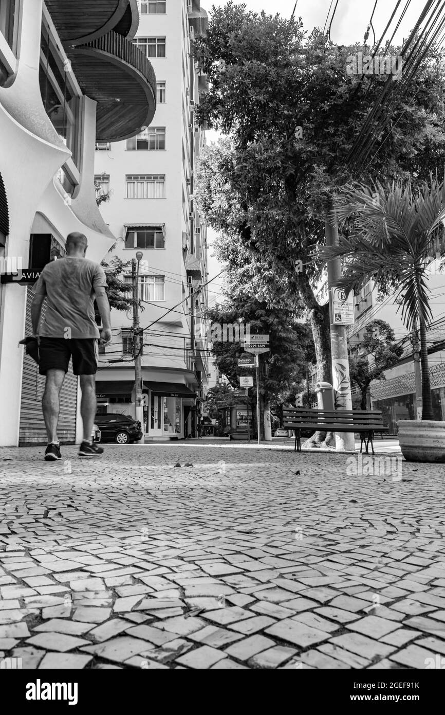 Nitreói, Rio de Janeiro, Brasile - CIRCA 2021: Marciapiede con poco movimento di persone di fronte al blocco decretato durante la pandemia COVID-19 Foto Stock